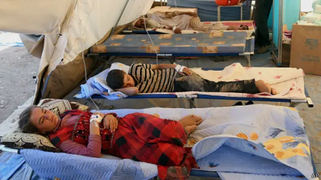 يتلقى نازحون من الطائفة الايزيدية العلاج في مخيمات مؤقتة