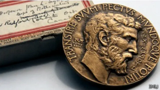 نیم‌رخ ارشمیدس بر مدال فیلدز نقش بسته است