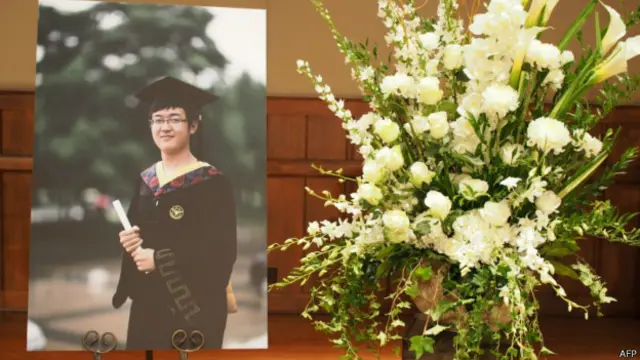 美国南加州大学在8月1日为遇袭身亡的中国留学生纪欣然举行了悼念追思会(01/08/2014)