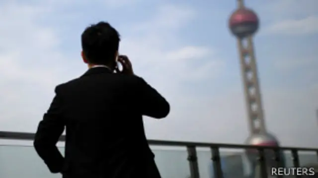 Hombre hablanco por teléfono