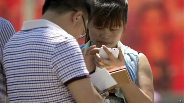 北京天安門廣場上游客在刷智能手機（28/5/2014）