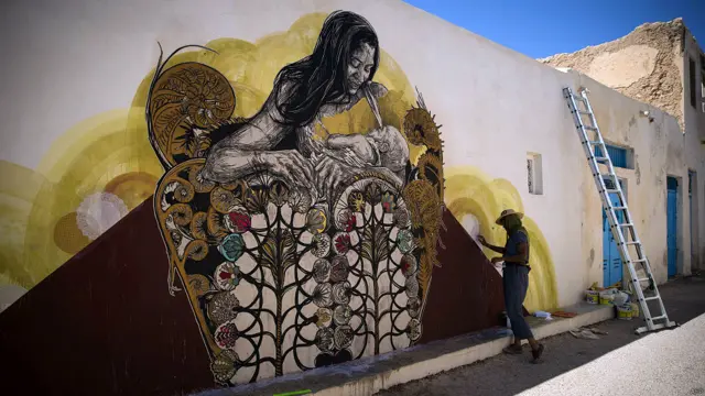 تونسی- فرانسوی انځورګر مهدي بین چیک د جربا په ټاپو کې ۳۴ هنري ټوټې کښلې دي. 