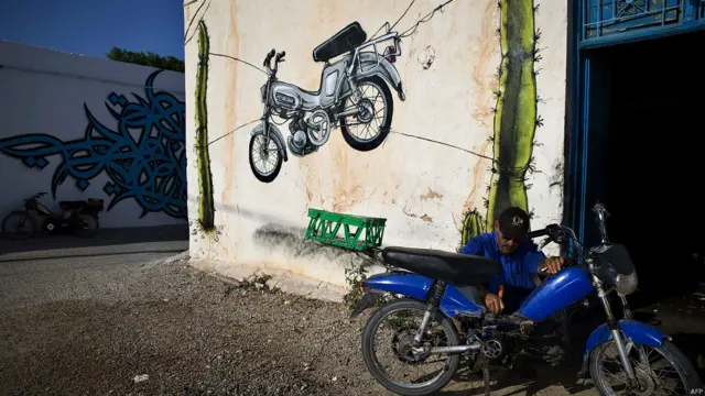 دا انځور د اسپانوي هنرمند ملکايي او تونسي هنرمند ایل صید په هنرمندو لاسونو جوړ شوي. 