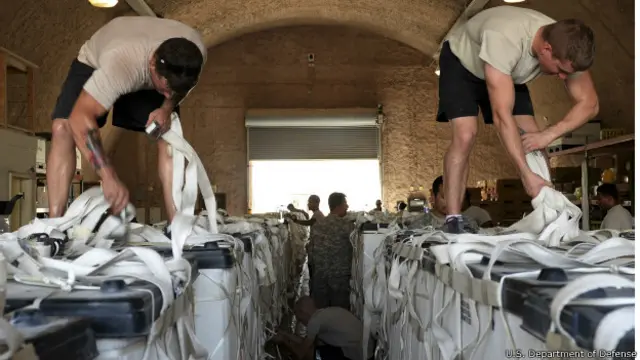 Soldados americanos preparam água para ajuda humanitária no Iraque.Credito: U.S. Department of Defense 