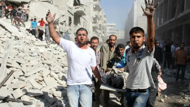 Homens transportam ferido na Síria. Credito: AFP/Getty