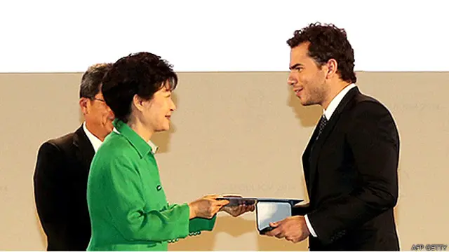 Artur Ávila recibió el premio de manos de la presidente de Corea del Sur, Park Geun-Hye.