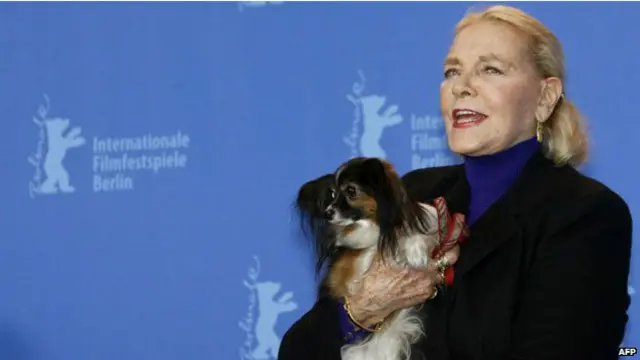 2007年，她与狗狗索菲出现在柏林宣传影片《步行者》。