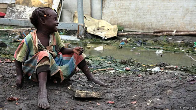 Niña jugando entre barro y basura en Malakal, Sudán del Sur