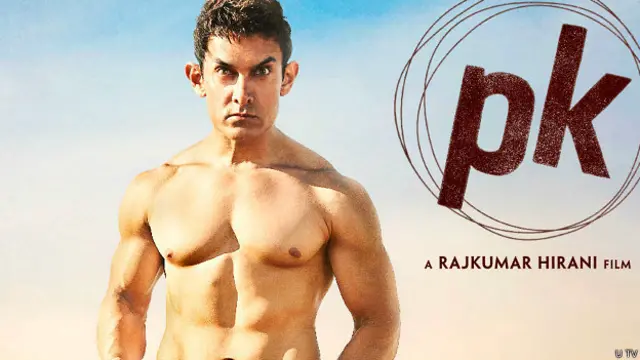 پی کے پوسٹر پر کئی بار شاہ رخ خان نے بھی اپنے منفرد انداز میں پھبتیاں کسی ہیں