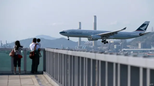 一架國泰客機在香港國際機場降落（10/8/2014）