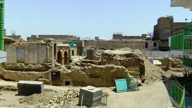 د افغانستان سوېلي کندهار ښار کې د ستر امپراتور اعلیحضرت احمد شاه بابا د عصر یو لرغونی جومات او څو ودانۍ د يوه عصري سوداګریز مارکيټ د جوړېدو په موخه نړول شوي، چې سیمه ییز چارواکي یې په اړه د پلټنو خبره کوي. 