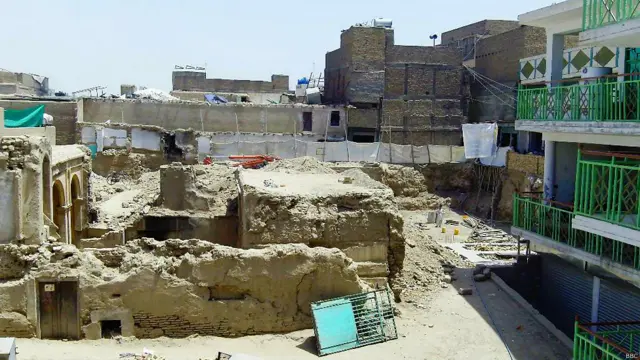 دغه جومات د غازي احمد شاه بابا د کور په څو مترۍ کې د احمد شاهي ښار په یوه څنډه کي موقعیت درلود چې اوس دغه سیمه په یوه لوی سوداګریز مرکز د اوښتو په حال کې ده. 