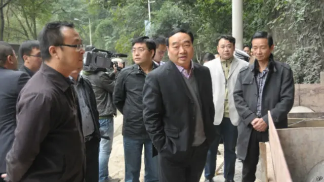 《新京报》说，在52起案例中，16起事件涉及不雅照片和视频事件。27名官员因此被免职。