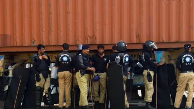 قانون نافذ کرنے والے اداروں نے جگہ جگہ کنٹینر لگا دیے گئے ہیں جس سے شہریوں کو شدید مشکلات کا سامنا ہے