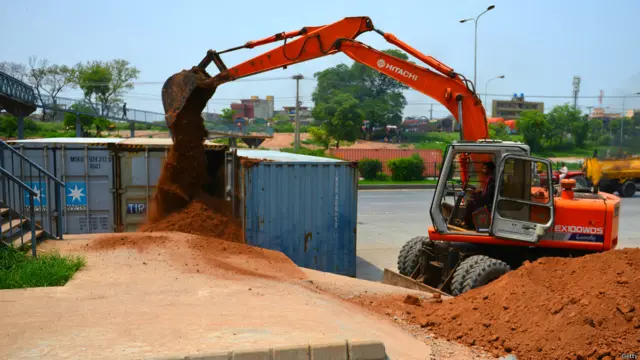 وفاقی دارالحکومت اسلام آباد اور اس کے جڑواں شہر راولپنڈی کی انتظامیہ نے عمران خان کے آزادی مارچ سے پہلے دونوں شہروں کے مختلف علاقوں کو سیل کر دیا ہے۔