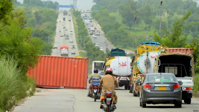 دونوں شہروں کے بیچ میں سفر کرنے کے لیے راستے ابھی جزوی طور پر کھلے ہیں۔