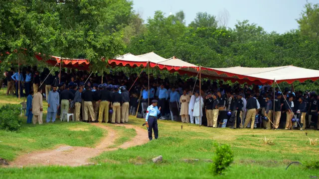 شہر میں جگہ جگہ کنٹینر کھڑے کرنے اور پولیس کی نفری ہونے کی وجہ سے شہریوں کو شدید مشکلات کا سامنا ہے۔