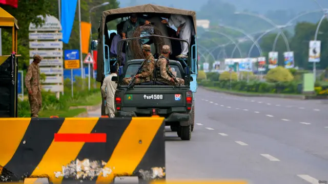 حکام کے مطابق ان شاہراہوں کو رات کسی وقت بند کر دیا جائے گا اور دونوں شہروں کی پولیس کے اہلکار مرکزی شاہراہوں پر تعینات ہوں گے۔