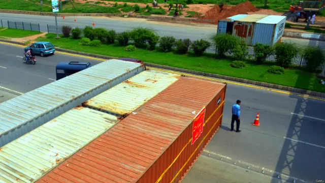 اسلام آباد کے علاقے روات، بارہ کہو اور ترنول سمیت دارالحکومت کی جانب آنے والے مرکزی راستوں کو بھی بند کر دیا گیا ہے۔