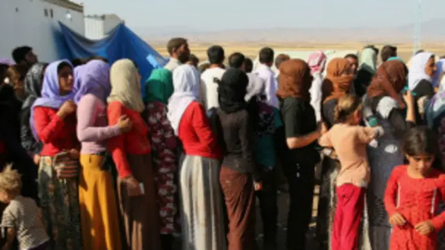 لوگ عراق سے نقل مکانی کر کے شام پہنچ رہے ہیں جہاں ان کو امداد فراہم کی جا رہی ہے