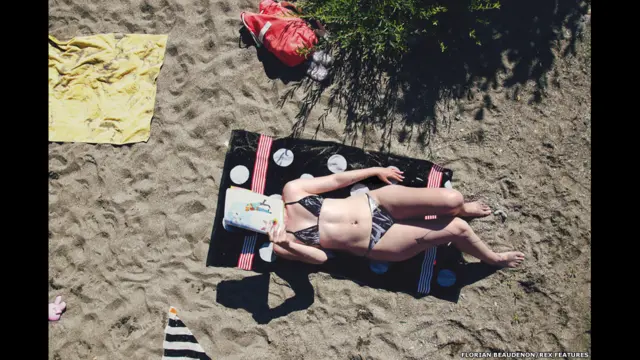 கடற்கரையில் புத்தகம் படிக்கும் ஒருவர் 