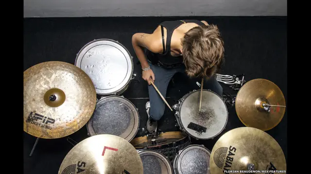 காய்கறி நறுக்குவதிலிருந்து கடற்கரையில் படுத்திருப்பது மற்றும் ட்ரம் வாசிப்பது போன்ற அனைத்து தருணங்களும் இவர் எடுத்த புகைப்படங்களில் அடக்கம் 