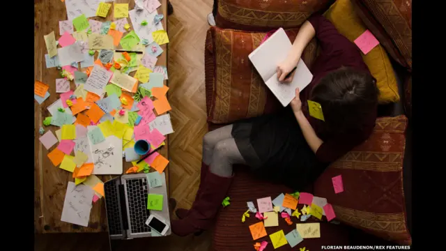 "முதலில் என் நண்பர்களிடம் அவர்களுக்கு மிகவும் பிடித்தமான தருணம் என்னவென்று கேட்டேன். பின்னர் அவர்கள் அந்த வேலையைச் செய்யும்போது அதைப் படமெடுத்தேன். அதன் பின்னர் சமூக ஊடங்களினூடாக என் தொடர்புகளிடம் இது போல மேலும் உதவுமாறு கேட்டேன்" என்கிறார் அவர்.
