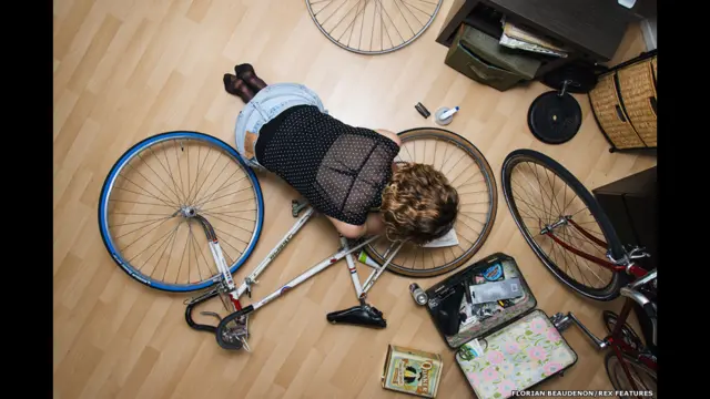 சைக்கிள் ரிப்பேர் செய்யும் ஒருவர் 