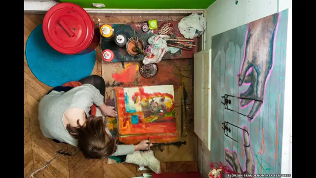 வீட்டில் ஓவியம் தீட்டு ஒருவர் 