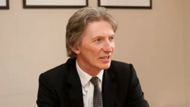 英国工党影子内阁法律和商务大臣戴维森勋爵（Lord Neil Davidson）赞扬了中国在西藏取得的“杰出成就”在英国引起了争议