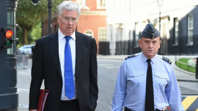 وزير الدفاع مايكل فالون بصحبة ضابط كبير بالقوات الجوية عقب اجتماع لجنة الكوبرا للطوارئ.