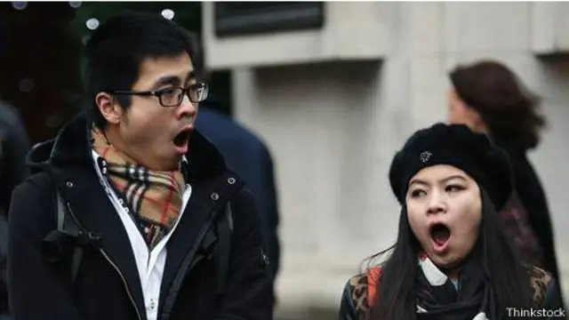 Dos personas bostezando