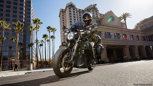 Полицейский на бесшумном электромотоцикле