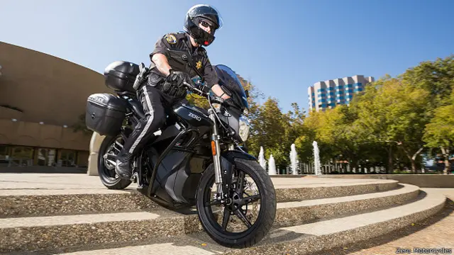 Полицейский электромотоцикл в действии