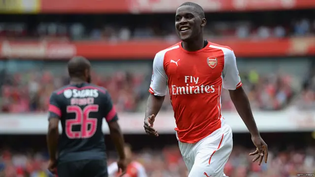 JOEL CAMPBELL, Arsenal. País: Costa Rica. Edad: 22 años. Costo: US$1,4 millones (2011).
El delantero tico llamó la atención de Wenger tras ser el máximo goleador con seis del torneo Sub20 de la Concacaf en 2011. Fichado por el Arsenal ese año, no pudo recalar en el fútbol inglés al no recibir el permiso trabajo en tierras británicas. Jugó a préstamo en el Lorient, Betis y Olympiakos las últimas tres temporadas y, tras recibir el permiso de las autoridades en 2013, hizo su debut oficial con el Arsenal el pasado fin de semana en la Supercopa inglesa.