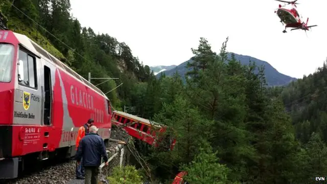 瑞士国家广播电台报道说，一个车厢翻入山沟，另一车厢则被挂在铁轨上。