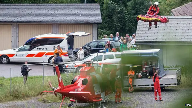 具体伤亡人数目前还不清楚，但官员们说，伤者已被直升机和救护车送往医院。