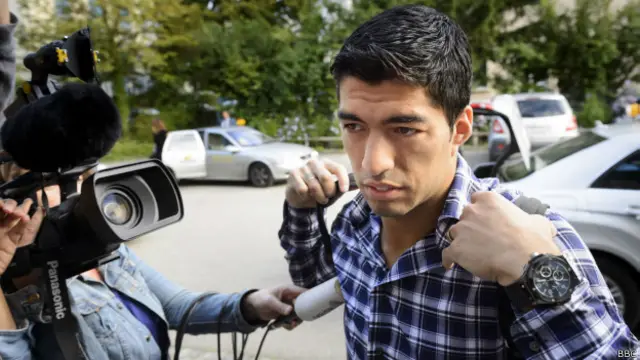 عوقب سواريز بالإيقاف لتسع مباريات دولية.