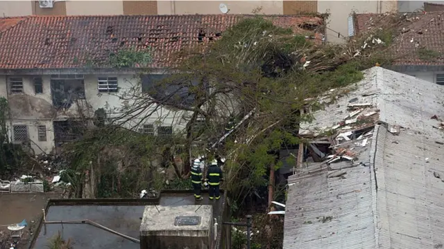 Aeronave caiu nesta quarta-feira em bairro residencial da cidade de Santo