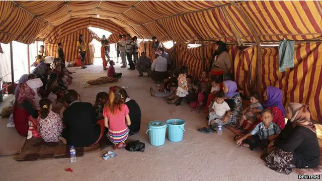 被IS圍困在辛賈爾山的逃離家園的伊拉克平民。