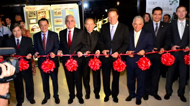 一向与华社关系良好的巴雷拉总统终于同意为捐赠仪式剪彩，修补长达70年的友谊空档。