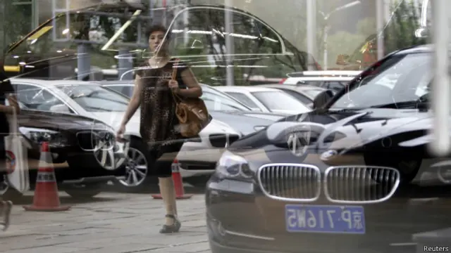 包括大众、奥迪、宝马和奔驰在内的欧洲汽车品牌都在争相降低新车和配件的价格，希望能得中国国家发改委的满意。