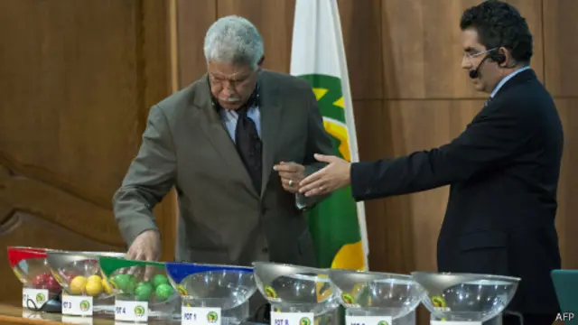 Hasan Shehata (G) au tirage au sort des éliminatoires pour la CAN 2015 au Maroc, au siège de la CAF au Caire, le 27 avril 2014