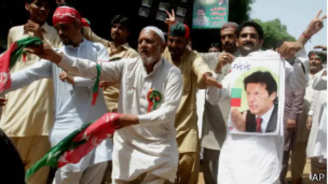 پی ٹی آئی کے کارکن ٹولیوں کی شکل میں لاہور پہنچ رہے ہیں