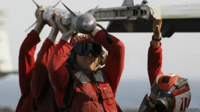 جنود أمريكيون يزودون طائرة بالصواريخ