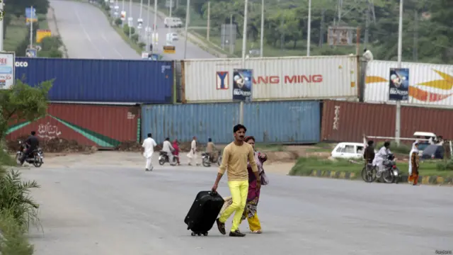 راستوں کی بندش کی وجہ سے شہریوں خصوصاً مسافروں کی مشکلات میں اضافہ ہوا ہے۔