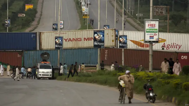 یومِ آزادی کے موقع پر حکومت مخالف لانگ مارچ سے قبل دارالحکومت اسلام آباد کے داخلی راستے بند کر دیے گئے ہیں۔