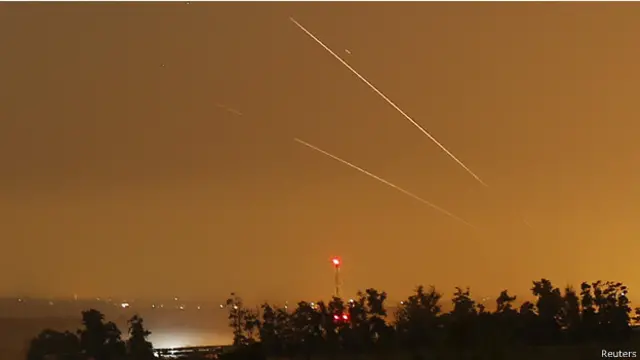 قال الجيش الاسرائيلي إن طيرانه الحربي استهدف "مواقع للارهابيين" في غزة