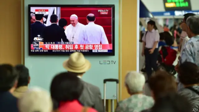 韓國總統朴槿惠親自前往機場迎接教宗方濟各。