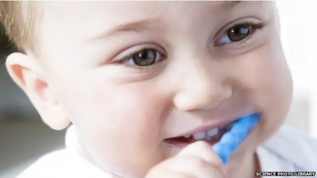 Niño cepillándose los dientes